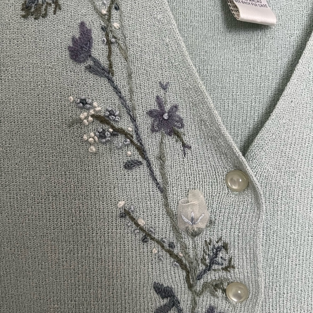 Soft green knit top, embroidered flowers of purple and white M - Picture 3 of 8